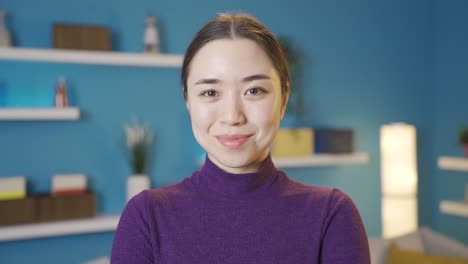Asiatische-Frau-Blickt-Lächelnd-In-Die-Kamera.